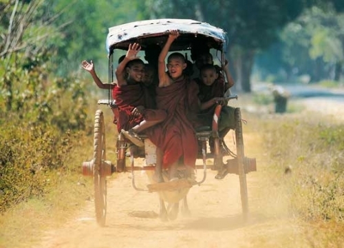 Postkarte – Joyful, Burmese Monks