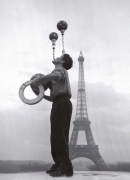Juggler in front of the Tour Eiffel